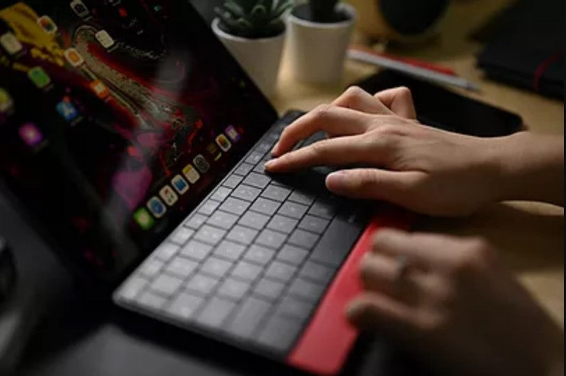 Mokibo 2-in-1 Touchpad-embedded Wireless Keyboard - GadgetiCloud